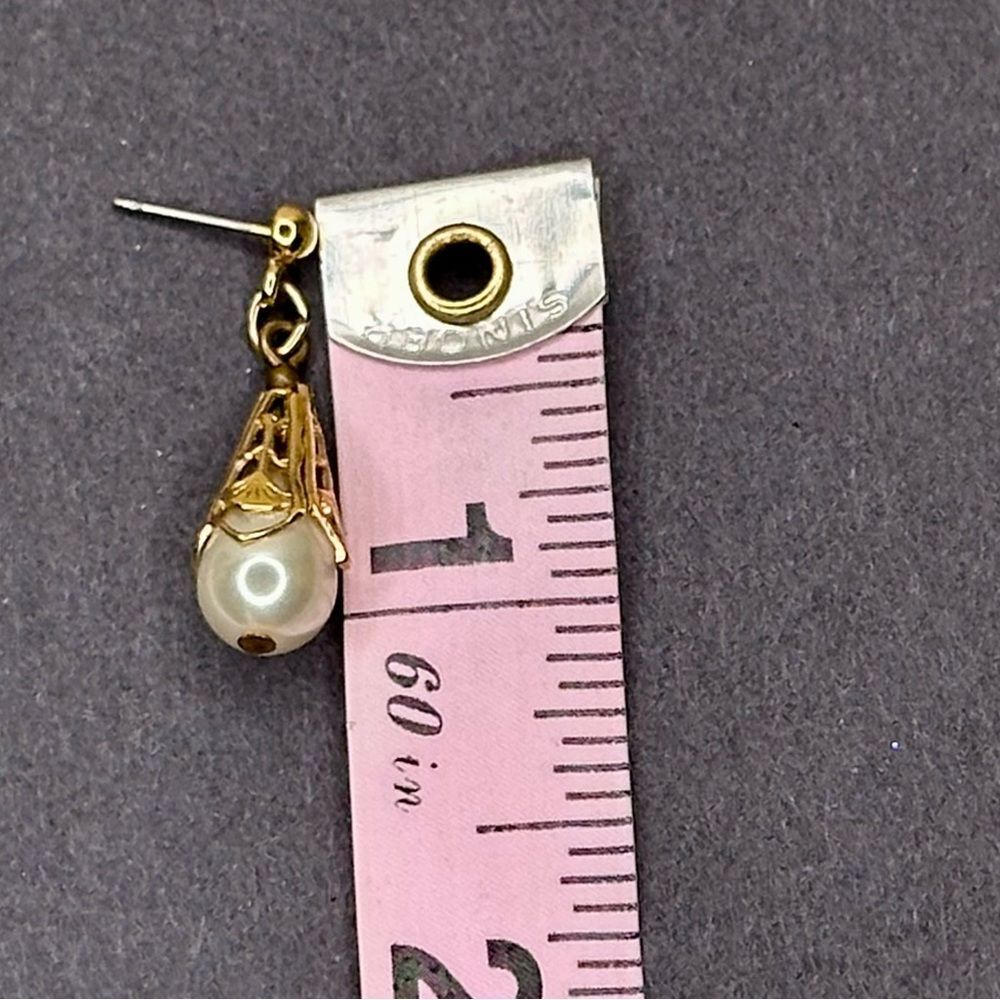 Vtg Memories 1900 Pearl Drop Earrings Gold Tone Filigree Shell Cap Made in USA - Picture 9 of 10